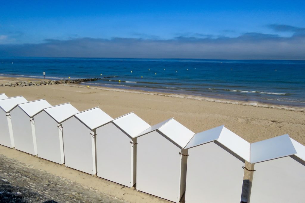 Investir dans un bien immobilier sur la Côte Fleurie et ses plages de sable fin– Agence Blacher
